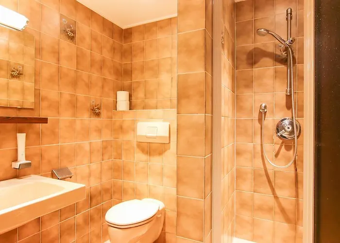 ベッド・アンド・ブレックファスト Heli's 3*